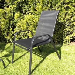 Balkongmöbelset med bord och stolar