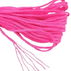 Broderikit 207 delar med 100 färger, trådar 8 m, 5 broderiram