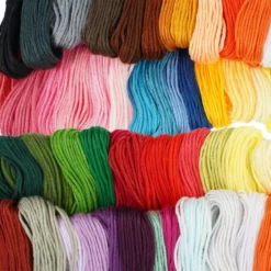 Broderikit 207 delar med 100 färger, trådar 8 m, 5 broderiram
