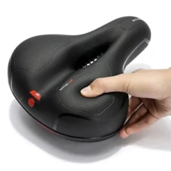 Cykelsadel med sätesskydd och reflex