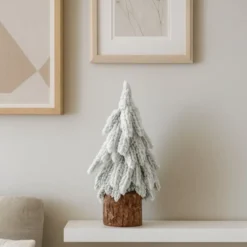 Dekorativ julgran 20 cm snötäckt med träfot för bord och hylla
