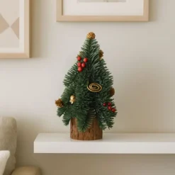 Dekorativt julträd 38x15 cm på trästam med röda bär och guldaccenter