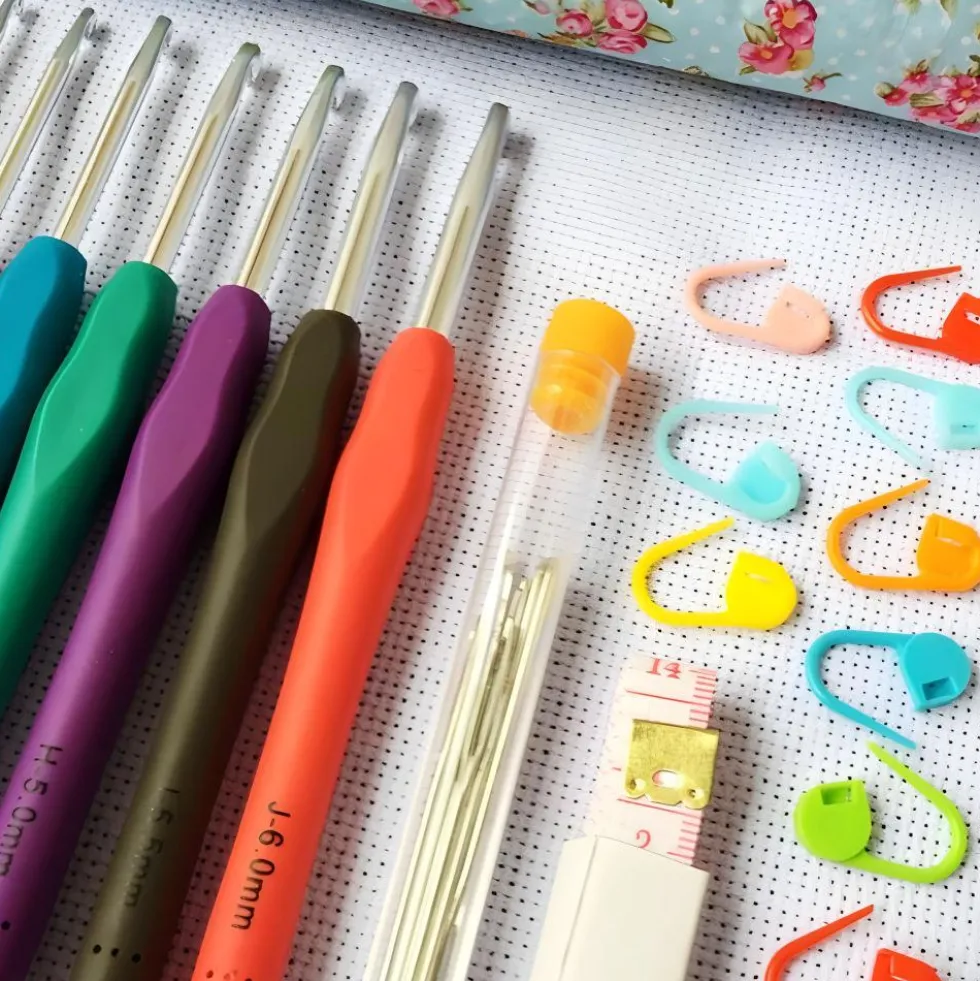 45-delar kit med virknålar, markörer, måttband - Knitting Kit
