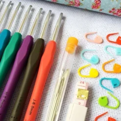 45-delar kit med virknålar, markörer, måttband - Knitting Kit
