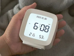 Digital väckarklocka LCD med datum temp luftfuktighet vit 8x8,5 cm