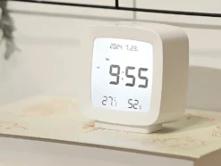 Digital väckarklocka LCD med datum temp luftfuktighet vit 8x8,5 cm