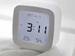 Digital väckarklocka LCD med datum temp luftfuktighet vit 8x8,5 cm