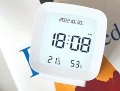 Digital väckarklocka LCD med datum temp luftfuktighet vit 8x8,5 cm