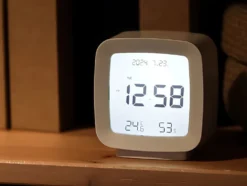Digital väckarklocka LCD med datum temp luftfuktighet vit 8x8,5 cm
