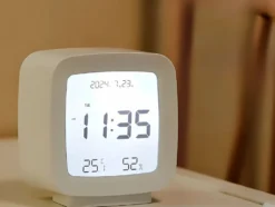 Digital väckarklocka LCD med datum temp luftfuktighet vit 8x8,5 cm