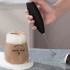 Elektrisk mjölkskummare med ställ för kaffe