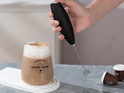 Elektrisk mjölkskummare med ställ för kaffe
