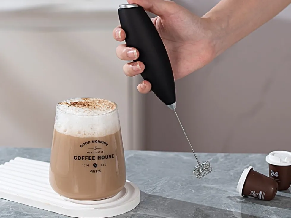 Elektrisk mjölkskummare med ställ för kaffe