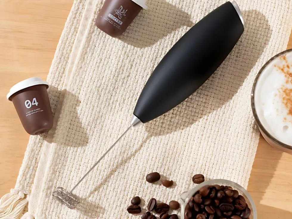 Elektrisk mjölkskummare med ställ för kaffe