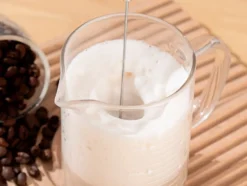 Elektrisk mjölkskummare med ställ för kaffe