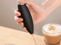Elektrisk mjölkskummare med ställ för kaffe