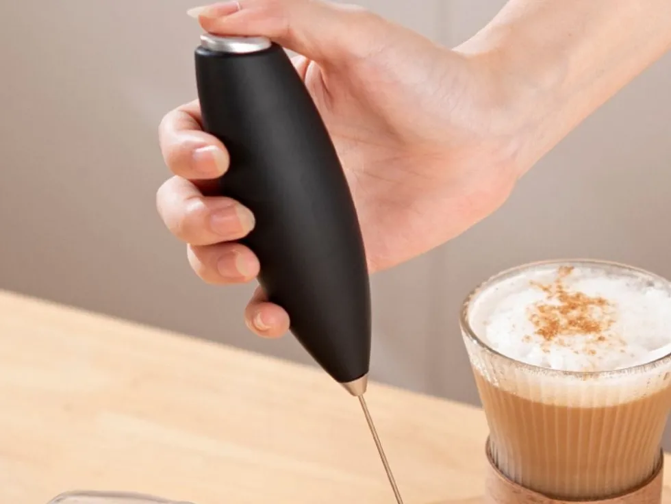 Elektrisk mjölkskummare med ställ för kaffe