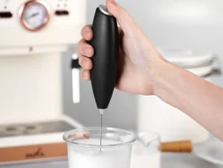 Elektrisk mjölkskummare med ställ för kaffe