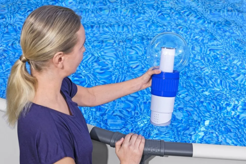 Flytande klor/bromdispenser solcell med LED för 7,6 cm tabletter