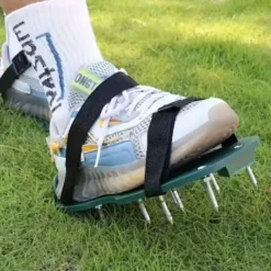Gräsmatteluftare aeratorskor med 4,2 cm stålpiggar, justerbara remmar