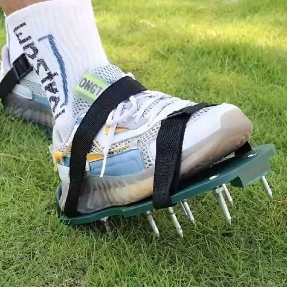 Gräsmatteluftare aeratorskor med 4,2 cm stålpiggar, justerbara remmar