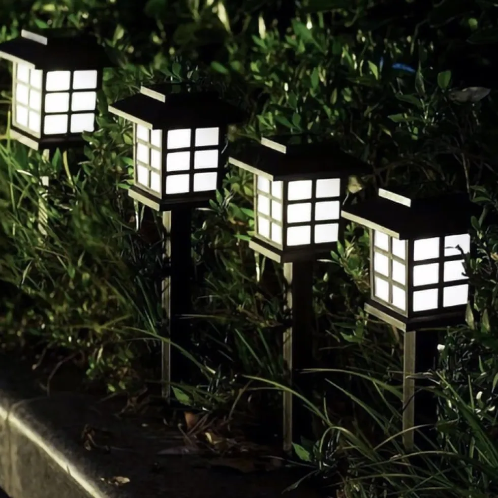 Husformad trädgårdslampa med LED och solcell