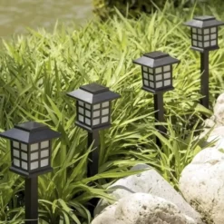 Husformad trädgårdslampa med LED och solcell