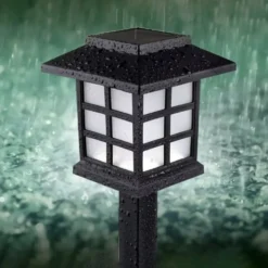 Husformad trädgårdslampa med LED och solcell