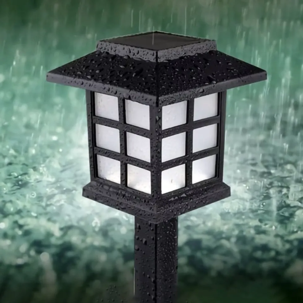 Husformad trädgårdslampa med LED och solcell