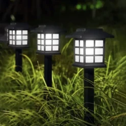 Husformad trädgårdslampa med LED och solcell