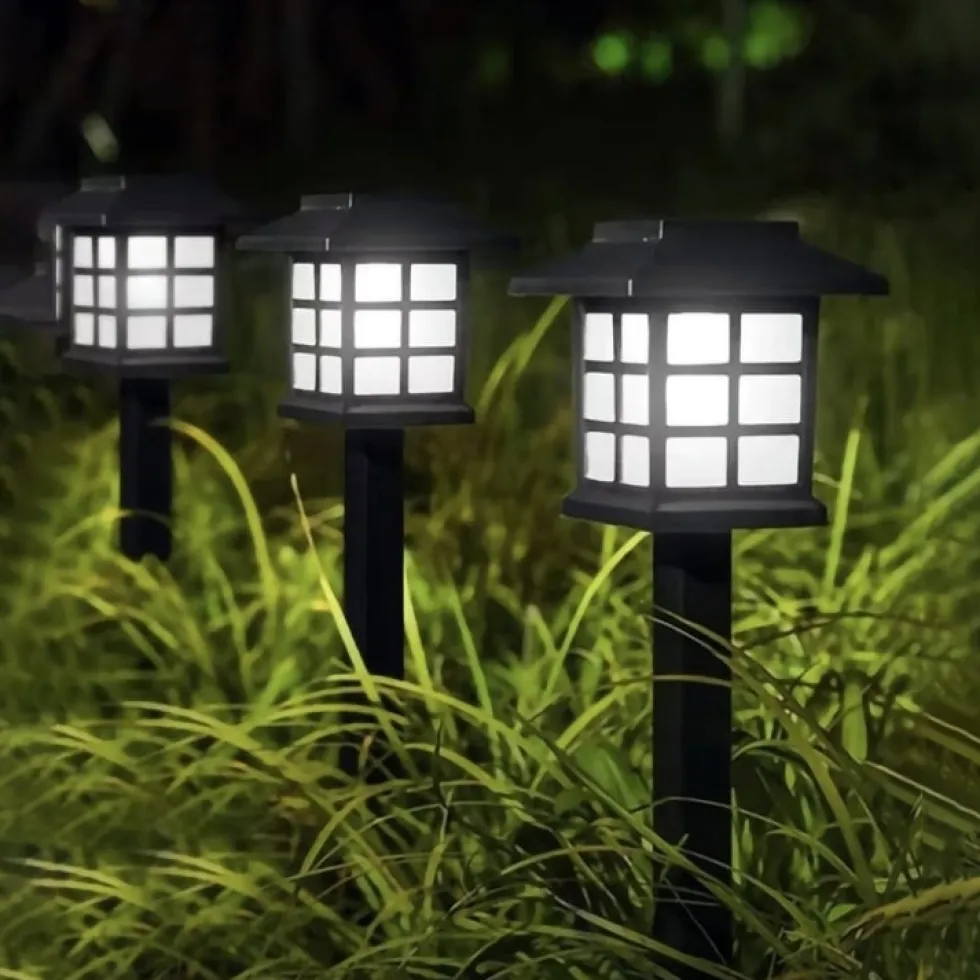 Husformad trädgårdslampa med LED och solcell