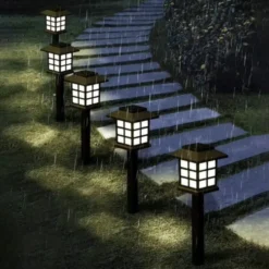 Husformad trädgårdslampa med LED och solcell