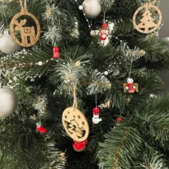 Julgranspynt i trä 10-pack röda julmotiv 2,5–3,5 cm