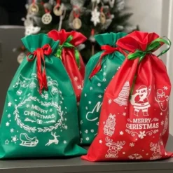 Julklappspåsar med snöre tomtemönster 45x29,5 cm 4-pack