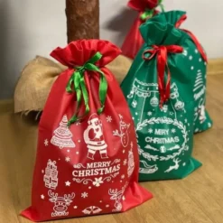 Julklappspåsar med snöre tomtemönster 45x29,5 cm 4-pack