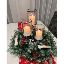 Julkrans 45 cm PVC med konstsnö, kottar och röda bollar inne/ute