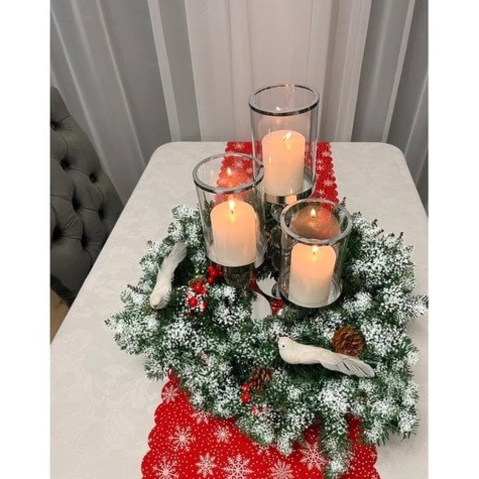 Julkrans 45 cm PVC med konstsnö, kottar och röda bollar inne/ute