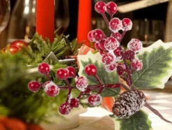 Julkvist dekoration 22 cm med rönnbär kottar och mahonia