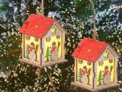Jullykta i trä med LED varmvit batteridriven 9x7 cm husmotiv