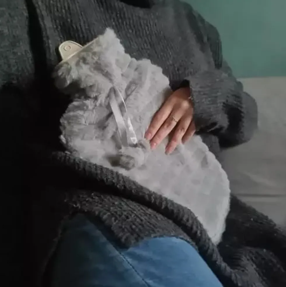 2L Värmeflaska med Fluffigt Fodral - Stor Varmvattenflaska med Plyschöverdrag