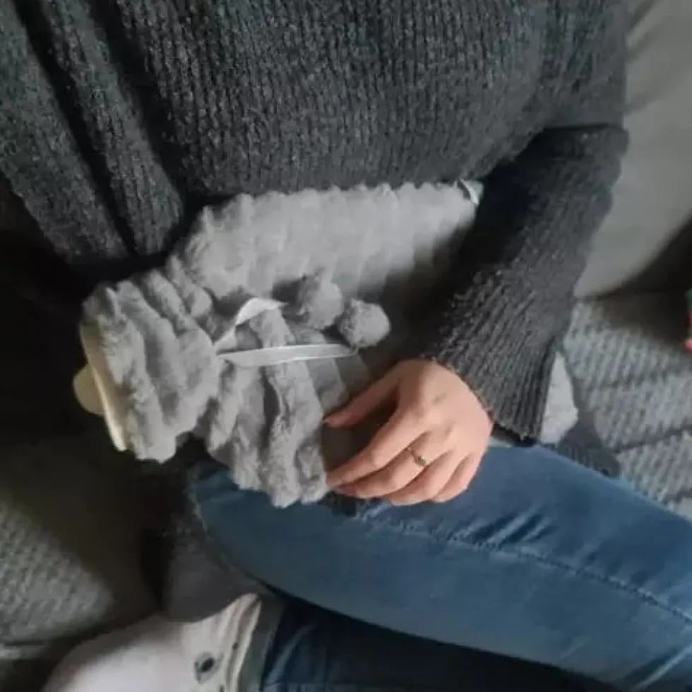 2L Värmeflaska med Fluffigt Fodral - Stor Varmvattenflaska med Plyschöverdrag