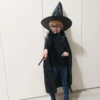 Magikerdräkt barn svart 4-delar cape 90 cm hatt stav glasögon