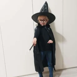 Magikerdräkt barn svart 4-delar cape 90 cm hatt stav glasögon