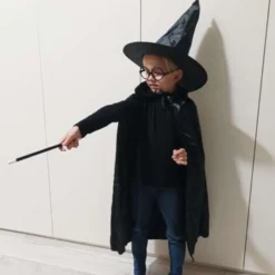 Magikerdräkt barn svart 4-delar cape 90 cm hatt stav glasögon