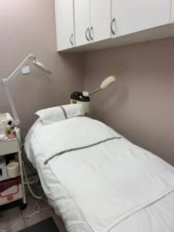 Manikyr och pedikyr hos Ströms Salong vid Redbergsplatsen