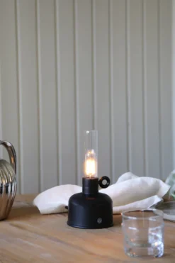 Markslöjd Astrid uppladdningsbar och dimbar bordslampa