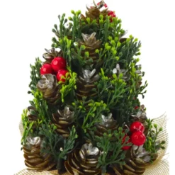 Mini julgran 17x10 cm med kottar och röda bär, jute-bas