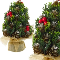 Mini julgran 17x10 cm med kottar och röda bär, jute-bas