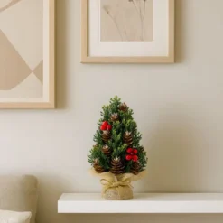 Mini julgran 17x10 cm med kottar och röda bär, jute-bas