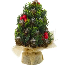 Mini julgran 17x10 cm med kottar och röda bär, jute-bas